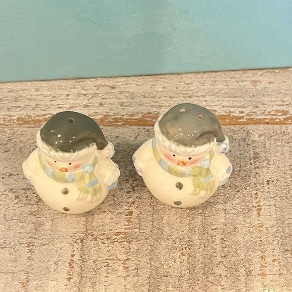MINI SNOWMAN SALT & PEPPER SHAKERS DECOR | Holiday Collectible - Picture 10 of 11